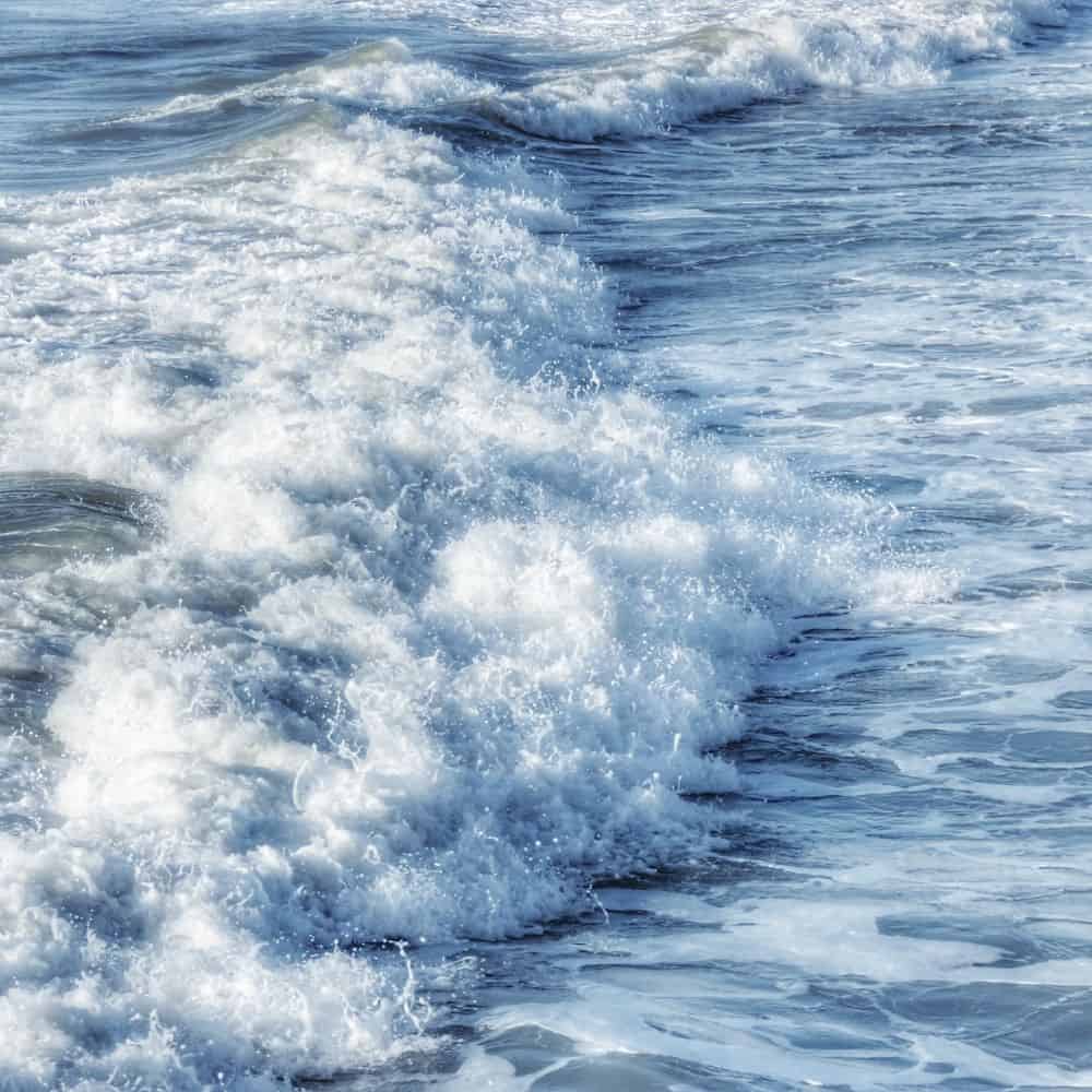 Image of waves crashing